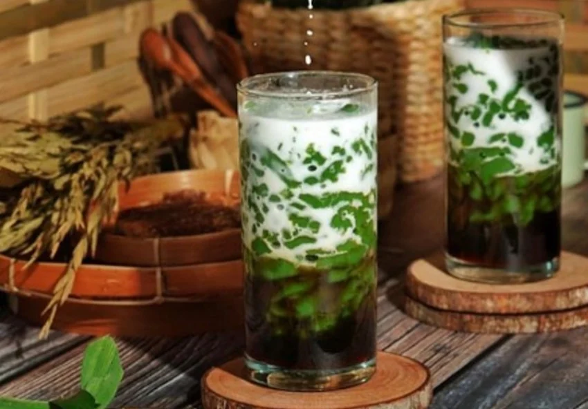 Es cendol segar dengan santan dan gula merah