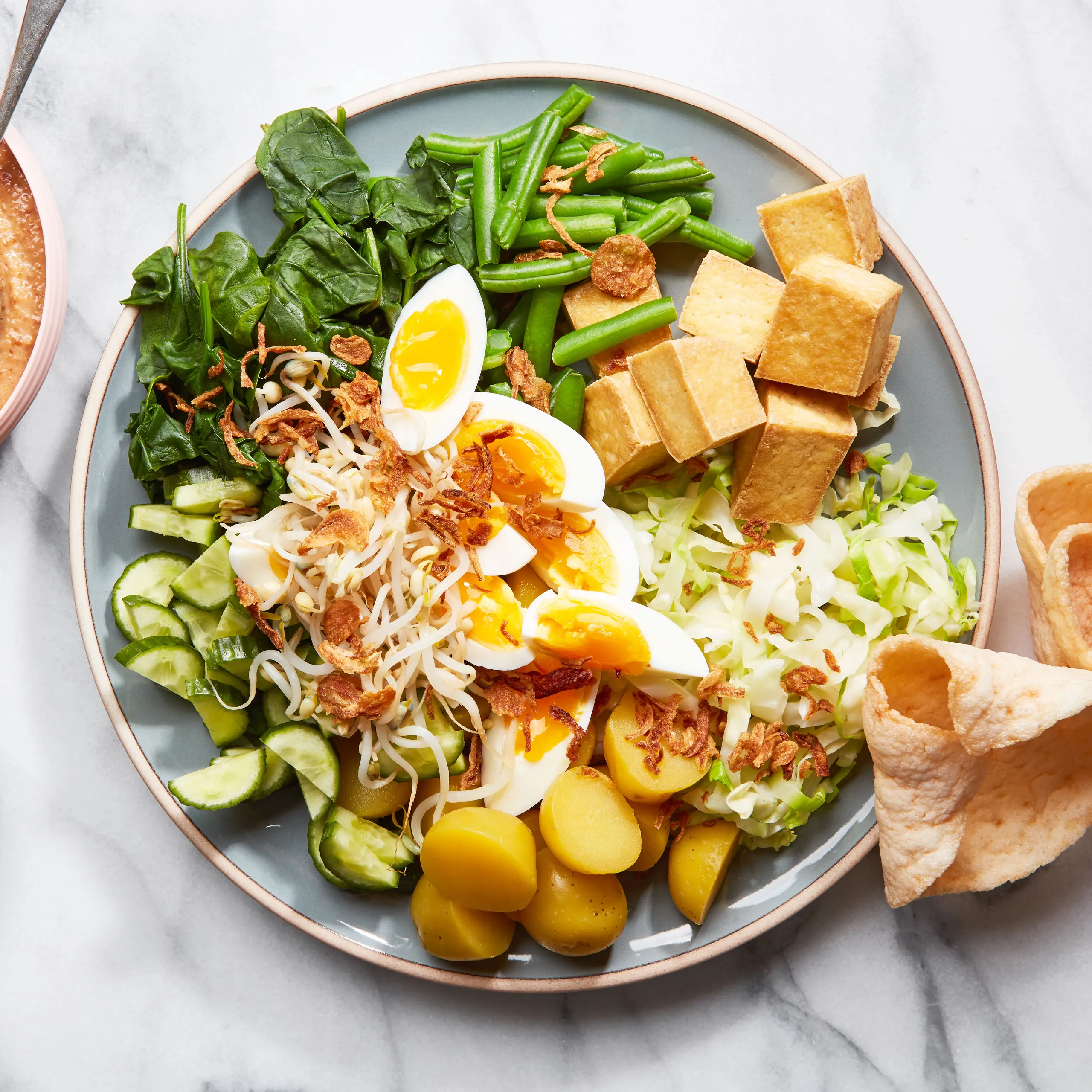 Gado-gado sayur segar bumbu kacang