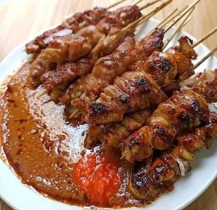 Sate ayam Madura dengan bumbu kacang