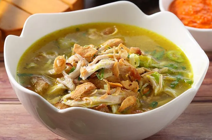 Soto ayam Lamongan kuah bening